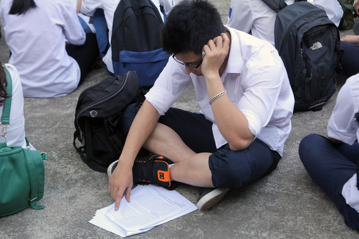 Chùm ảnh: Thí sinh tranh thủ ôn bài trước giờ thi ảnh 3 Chùm ảnh: Thí sinh tranh thủ ôn bài trước giờ thi ảnh 3