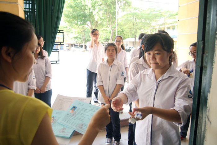 Chùm ảnh: Thí sinh tranh thủ ôn bài trước giờ thi ảnh 12 Chùm ảnh: Thí sinh tranh thủ ôn bài trước giờ thi ảnh 12