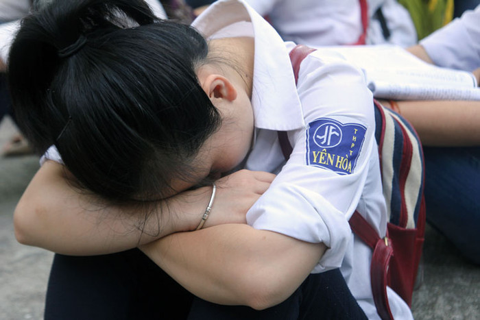 Chùm ảnh: Thí sinh tranh thủ ôn bài trước giờ thi ảnh 7 Chùm ảnh: Thí sinh tranh thủ ôn bài trước giờ thi ảnh 7