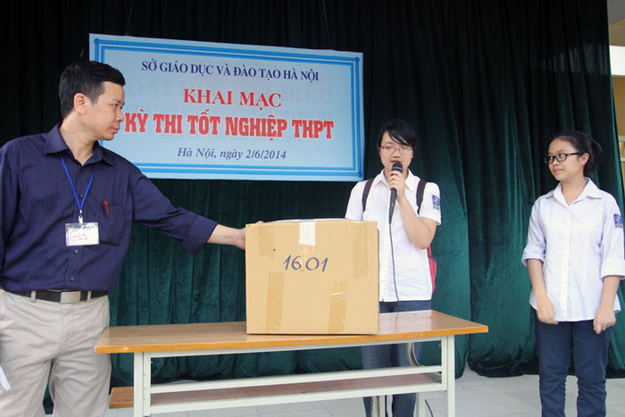 Chùm ảnh: Thí sinh tranh thủ ôn bài trước giờ thi ảnh 11 Chùm ảnh: Thí sinh tranh thủ ôn bài trước giờ thi ảnh 11