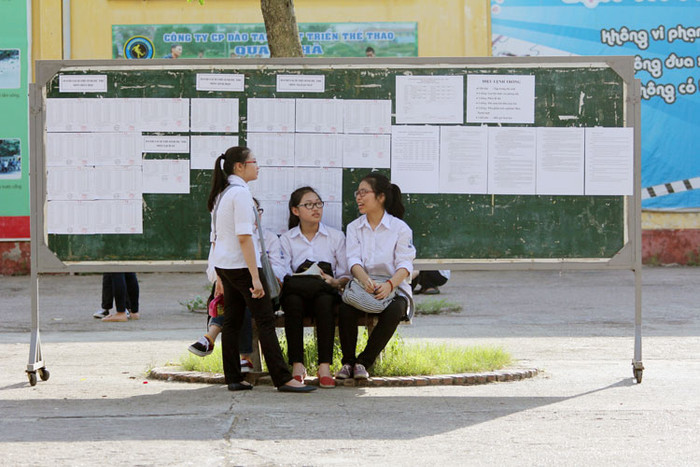 Chùm ảnh: Thí sinh tranh thủ ôn bài trước giờ thi ảnh 8 Chùm ảnh: Thí sinh tranh thủ ôn bài trước giờ thi ảnh 8