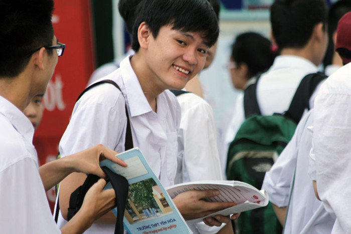 Chùm ảnh: Thí sinh tranh thủ ôn bài trước giờ thi ảnh 2 Chùm ảnh: Thí sinh tranh thủ ôn bài trước giờ thi ảnh 2