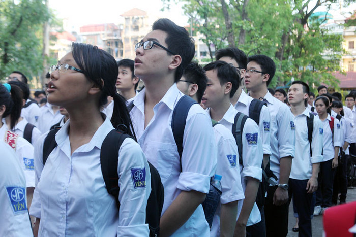 Chùm ảnh: Thí sinh tranh thủ ôn bài trước giờ thi ảnh 10 Chùm ảnh: Thí sinh tranh thủ ôn bài trước giờ thi ảnh 10