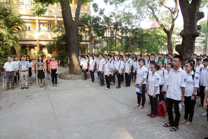 Chùm ảnh: Thí sinh tranh thủ ôn bài trước giờ thi ảnh 9 Chùm ảnh: Thí sinh tranh thủ ôn bài trước giờ thi ảnh 9