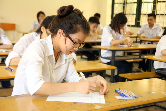 Chùm ảnh: Thí sinh tranh thủ ôn bài trước giờ thi ảnh 13 Chùm ảnh: Thí sinh tranh thủ ôn bài trước giờ thi ảnh 13