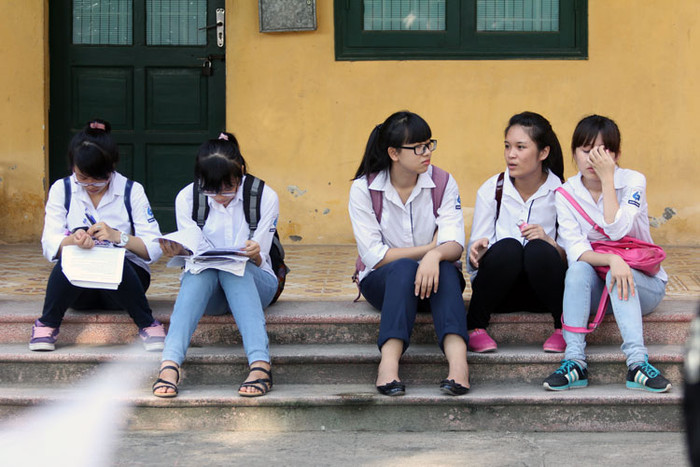 Chùm ảnh: Thí sinh tranh thủ ôn bài trước giờ thi ảnh 6 Chùm ảnh: Thí sinh tranh thủ ôn bài trước giờ thi ảnh 6