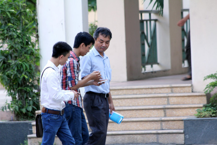 Lạ thường ông "bố sinh viên" đi thi tốt nghiệp phổ thông ảnh 2 Lạ thường ông "bố sinh viên" đi thi tốt nghiệp phổ thông ảnh 2