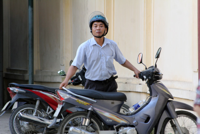 Lạ thường ông "bố sinh viên" đi thi tốt nghiệp phổ thông ảnh 4 Lạ thường ông "bố sinh viên" đi thi tốt nghiệp phổ thông ảnh 4