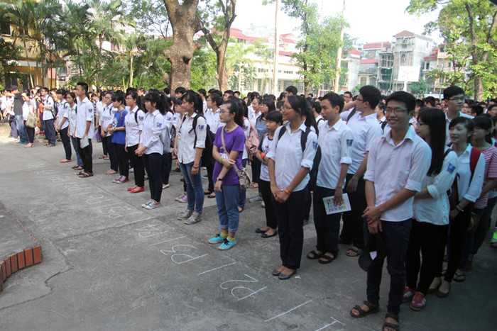 Học trò thi tốt nghiệp trong tiết trời nắng nóng ảnh 1 Học trò thi tốt nghiệp trong tiết trời nắng nóng ảnh 1
