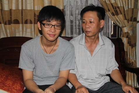 Với nỗ lực của mình Huy đã trở thành niềm tự hào của gia đình và thầy cô khi trở thành tân thủ khoa khối D ĐH Ngoại Thương Với nỗ lực của mình Huy đã trở thành niềm tự hào của gia đình và thầy cô khi trở thành tân thủ khoa khối D ĐH Ngoại Thương