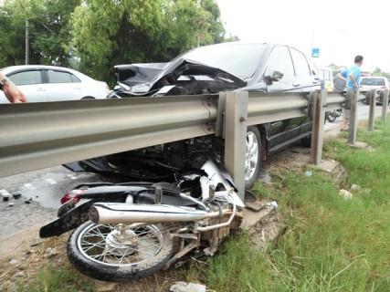 Chiếc xe máy của đôi vợ chồng xấu số bị kéo lê cách vị trí tai nạn khoảng 30m và bị hất văng vào tận hành lang ngăn cách đường bộ với đường sắt Chiếc xe máy của đôi vợ chồng xấu số bị kéo lê cách vị trí tai nạn khoảng 30m và bị hất văng vào tận hành lang ngăn cách đường bộ với đường sắt