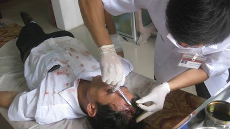 Anh Trần Duy Tuyên (phóng viên báo Dân Trí thường trú tại tỉnh Thanh Hoá) đang điều trị tại Bệnh viện đa khoa huyện Diễn Châu