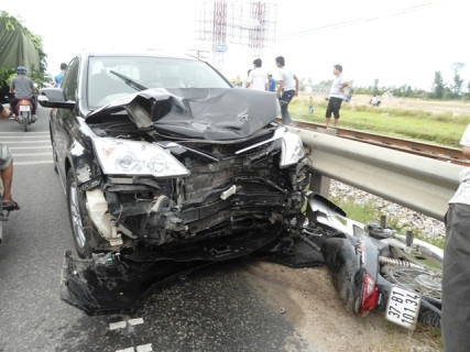 Đầu chiếc xế hộp bị hư hỏng nặng sau khi gây ra vụ tai nạn liên hoàn Đầu chiếc xế hộp bị hư hỏng nặng sau khi gây ra vụ tai nạn liên hoàn