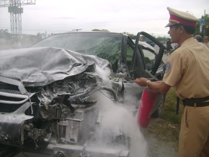 Chiếc xe ô tô 4 chỗ phát hoả sau cú đâm mạnh Chiếc xe ô tô 4 chỗ phát hoả sau cú đâm mạnh