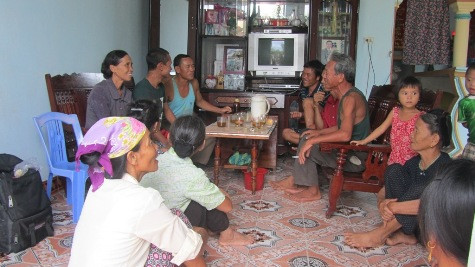 Hàng xóm, người thân đến chia vui với các thuyền viên trên tàu FV Shiuh Fu No1 thoát nạn trở về Hàng xóm, người thân đến chia vui với các thuyền viên trên tàu FV Shiuh Fu No1 thoát nạn trở về
