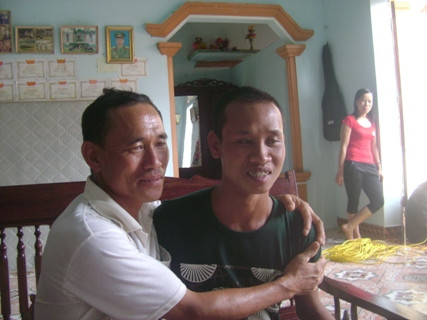 Cha con thuyền viên Trần Văn Hùng vui mừng khi anh Hùng được giải cứu thành công từ tay bọn cướp biền Somalia trở về Cha con thuyền viên Trần Văn Hùng vui mừng khi anh Hùng được giải cứu thành công từ tay bọn cướp biền Somalia trở về