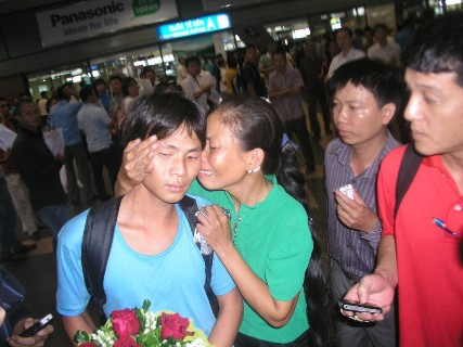 Nước mắt người thân khi đón các thuyền viên trở về từ cõi chết tại sân bay Nội Bài Nước mắt người thân khi đón các thuyền viên trở về từ cõi chết tại sân bay Nội Bài