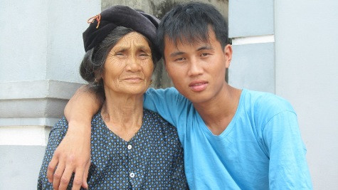 Thuyền viên Lưu Đình Hùng vui mừng sau khi thoát khỏi tay cướp biển Somalia Thuyền viên Lưu Đình Hùng vui mừng sau khi thoát khỏi tay cướp biển Somalia