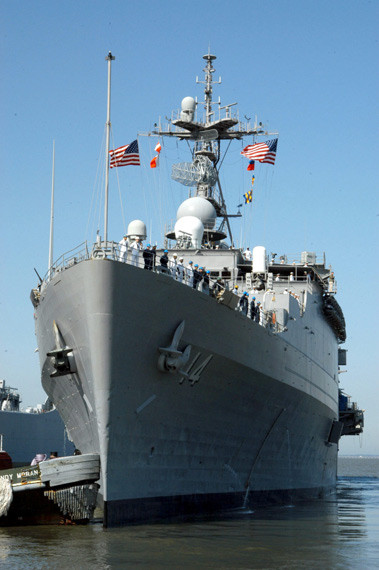 Tàu vận tải đổ bộ Trenton của Hải quân Ấn Độ, do Mỹ chế tạo. Tàu vận tải đổ bộ Trenton của Hải quân Ấn Độ, do Mỹ chế tạo.