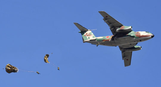 Trung đoàn nhảy dù số 1 Lực lượng Phòng vệ Mặt đất Nhật Bản vừa tổ chức diễn tập nhảy dù ở thao trường Narashino, tỉnh Chiba, Nhật Bản, có sự tham gia của 300 binh sĩ và 20 máy bay.