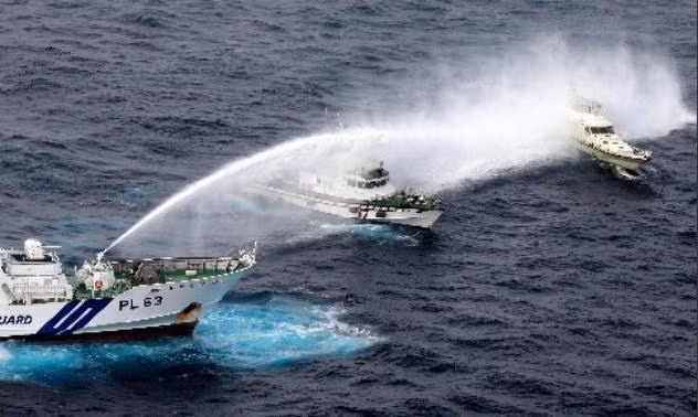 Tàu Nhật phun vòi rồng quyết đuổi tàu Đài Loan xâm phạm