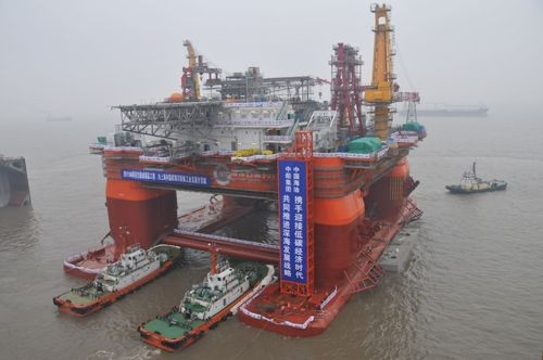 Giàn khoan nước sâu "Dầu khí Hải dương 981" rất muốn móc dầu từ biển Đông. Giàn khoan nước sâu "Dầu khí Hải dương 981" rất muốn móc dầu từ biển Đông.