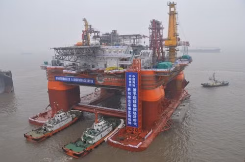 Giàn khoan nước sâu "Dầu khí Hải dương 981" rất muốn móc dầu từ biển Đông. Giàn khoan nước sâu "Dầu khí Hải dương 981" rất muốn móc dầu từ biển Đông.