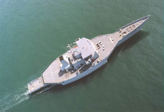 Tàu tam thể đầu tiên trên thế giới mang tên tàu thử nghiệm Triton, do Anh nghiên cứu chế tạo. Tàu tam thể đầu tiên trên thế giới mang tên tàu thử nghiệm Triton, do Anh nghiên cứu chế tạo.