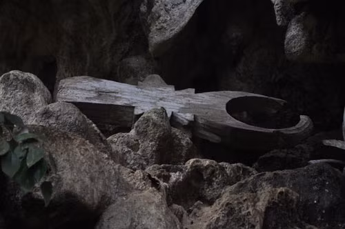 Theo tài liệu phòng Phòng Văn hóa Thông tin huyện Mộc Châu cung cấp thì những quan tài cổ có thể của một tộc người nguồn gốc Môn- Khmer (Người Xá, người Khơ mú, Xinh mun) chứ không thể của người Thái hoặc người Mường, bởi nếu là tổ tiên, họ đã phải thờ cúng. Thứ hai, những quan tài có tuổi ước vào khoảng 400-500 năm trước, nhìn vào quá trình phong hóa trên quan tài có thể phán đoán có những cái mới chỉ khoảng 200 năm tuổi. Thứ ba, dựa vào phần xương còn lại trong các quan tài có thể khẳng định những người này có thể hình lớn, cao to hơn người ngày nay rất nhiều. Ảnh: Một chiếc qua tài có hình thù kỳ lạ Theo tài liệu phòng Phòng Văn hóa Thông tin huyện Mộc Châu cung cấp thì những quan tài cổ có thể của một tộc người nguồn gốc Môn- Khmer (Người Xá, người Khơ mú, Xinh mun) chứ không thể của người Thái hoặc người Mường, bởi nếu là tổ tiên, họ đã phải thờ cúng. Thứ hai, những quan tài có tuổi ước vào khoảng 400-500 năm trước, nhìn vào quá trình phong hóa trên quan tài có thể phán đoán có những cái mới chỉ khoảng 200 năm tuổi. Thứ ba, dựa vào phần xương còn lại trong các quan tài có thể khẳng định những người này có thể hình lớn, cao to hơn người ngày nay rất nhiều. Ảnh: Một chiếc qua tài có hình thù kỳ lạ