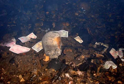 Theo lời của một số người dân kể lại ngày trước rất nhiều xương trong hang nhưng theo thời gian những bộ xương đang ngả màu vàng và mủn ra, sụp dần xuống. Thêm vào đó ở đây còn truyền tai nhau về một con suối có tên là " suối xương". Chính người dân ở đây đã nhặt xương ở suối cho vào trong bể. Ảnh: Hình ảnh xương sọ tại hang. Theo lời của một số người dân kể lại ngày trước rất nhiều xương trong hang nhưng theo thời gian những bộ xương đang ngả màu vàng và mủn ra, sụp dần xuống. Thêm vào đó ở đây còn truyền tai nhau về một con suối có tên là " suối xương". Chính người dân ở đây đã nhặt xương ở suối cho vào trong bể. Ảnh: Hình ảnh xương sọ tại hang.