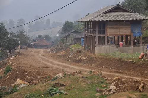 Nhiều người dân truyền tai nhau câu chuyện, những đêm trời mưa phùn, người dân ở đây còn nghe những tiếng rên rỉ, kêu la rợn người phát ra từ những ngọn núi nơi có những cổ mộ. Tất cả những điều đó đã khiến cổ mộ trở thành một chốn kiêng kị của người dân bản Pưa Lai này. Ảnh: Bản Pưa Lai. Nhiều người dân truyền tai nhau câu chuyện, những đêm trời mưa phùn, người dân ở đây còn nghe những tiếng rên rỉ, kêu la rợn người phát ra từ những ngọn núi nơi có những cổ mộ. Tất cả những điều đó đã khiến cổ mộ trở thành một chốn kiêng kị của người dân bản Pưa Lai này. Ảnh: Bản Pưa Lai.