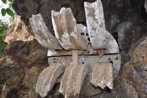 Hang Nà Lồi, nơi có vô số những cổ mộ được táng trên các vách núi mà người dân còn gọi là những cỗ “quan tài bay”. Hang ma Nà Lồi chứa những cỗ quan tài kỳ lạ nằm trên một ngọn núi cao dựng đứng. Trong quá trình đi lên tới hang phải đi cẩn thận, không rất dễ rơi xuống chân núi. Trong hang có rất nhiều xương còn nguyên vẹn. Những mẩu xương bị vứt lung tung khiến rất khó để theo dõi, nhận ra từng bộ xương khác nhau. Điểm đặc biệt là tất thảy những quan tài ở đây đều được làm từ gỗ đinh, rất có giá trị. Hang Nà Lồi, nơi có vô số những cổ mộ được táng trên các vách núi mà người dân còn gọi là những cỗ “quan tài bay”. Hang ma Nà Lồi chứa những cỗ quan tài kỳ lạ nằm trên một ngọn núi cao dựng đứng. Trong quá trình đi lên tới hang phải đi cẩn thận, không rất dễ rơi xuống chân núi. Trong hang có rất nhiều xương còn nguyên vẹn. Những mẩu xương bị vứt lung tung khiến rất khó để theo dõi, nhận ra từng bộ xương khác nhau. Điểm đặc biệt là tất thảy những quan tài ở đây đều được làm từ gỗ đinh, rất có giá trị.