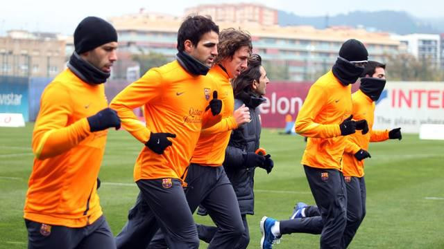 Một vài cầu thủ vừa quấn khăn và đội mũ len kín mít trông chẳng khác nào các ninja trên sân cỏ Một vài cầu thủ vừa quấn khăn và đội mũ len kín mít trông chẳng khác nào các ninja trên sân cỏ