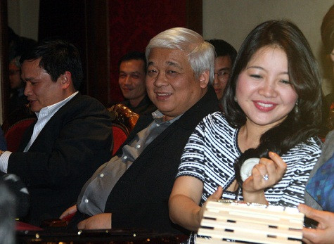 Bầu Kiên vẫn bình thản dành thời gian đi xem ca nhạc trong giờ phút 'dầu sôi lửa bỏng'. Ảnh: Văn Trinh Bầu Kiên vẫn bình thản dành thời gian đi xem ca nhạc trong giờ phút 'dầu sôi lửa bỏng'. Ảnh: Văn Trinh