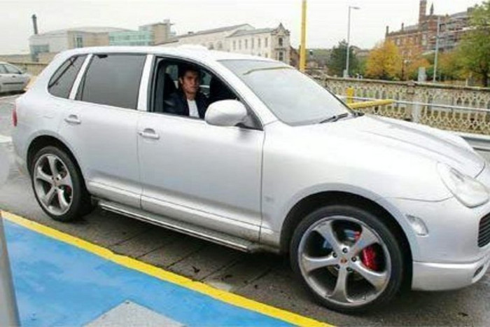 Và cuối cùng là chiếc Porsche Cayenne vừa bị ngôi sao này rao bán trước đây Và cuối cùng là chiếc Porsche Cayenne vừa bị ngôi sao này rao bán trước đây