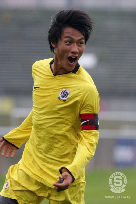 Tiền vệ Mạc Hồng Quân (SH Séc) sinh ngày 1/1/1992, cao 1m75. Anh chơi ở vị trí tiền vệ và hiện đang là cầu thủ của đội trẻ Spartar Prague. Mạc Hồng quân cũng là một trong những cầu thủ gốc Việt lứa tuổi 9x triển vọng nhất hiện nay khi anh được đào tạo tại CLB lớn nhất của CH Séc, Spartar Prague. Tiền vệ Mạc Hồng Quân (SH Séc) sinh ngày 1/1/1992, cao 1m75. Anh chơi ở vị trí tiền vệ và hiện đang là cầu thủ của đội trẻ Spartar Prague. Mạc Hồng quân cũng là một trong những cầu thủ gốc Việt lứa tuổi 9x triển vọng nhất hiện nay khi anh được đào tạo tại CLB lớn nhất của CH Séc, Spartar Prague.