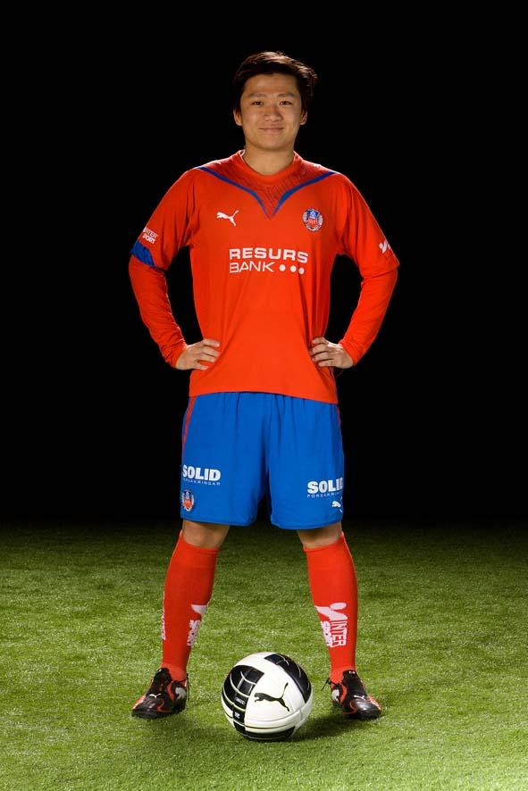 Hậu vệ Roy Hoàng (Thụy Điển) sinh ngày 13/1/1993. Anh hiện đang là thành viên của đội trẻ CLB Helsingborg IF, đội bóng vừa giành chức vô địch giải VĐQG Thụy Điển mùa giải năm ngoái. Đội bóng yêu thích của Roy Hoàng là AS Roma nhưng cầu thủ mà anh yêu thích lại là Daniel Alves của Barca. Hậu vệ Roy Hoàng (Thụy Điển) sinh ngày 13/1/1993. Anh hiện đang là thành viên của đội trẻ CLB Helsingborg IF, đội bóng vừa giành chức vô địch giải VĐQG Thụy Điển mùa giải năm ngoái. Đội bóng yêu thích của Roy Hoàng là AS Roma nhưng cầu thủ mà anh yêu thích lại là Daniel Alves của Barca.