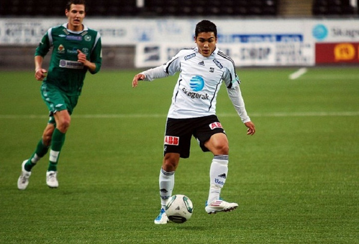 Tiền vệ Tony Hiếu Võ (Na Uy) sinh ngày 7/1/1994, cao 1m70. Vị trí sở trường của Tony là tiền vệ trung tâm. Anh hiện đang là thành viên của đội trẻ CLB Odd Grenland, đội đang chơi ở giải bóng đá cao nhất của Na Uy. Tiền vệ Tony Hiếu Võ (Na Uy) sinh ngày 7/1/1994, cao 1m70. Vị trí sở trường của Tony là tiền vệ trung tâm. Anh hiện đang là thành viên của đội trẻ CLB Odd Grenland, đội đang chơi ở giải bóng đá cao nhất của Na Uy.