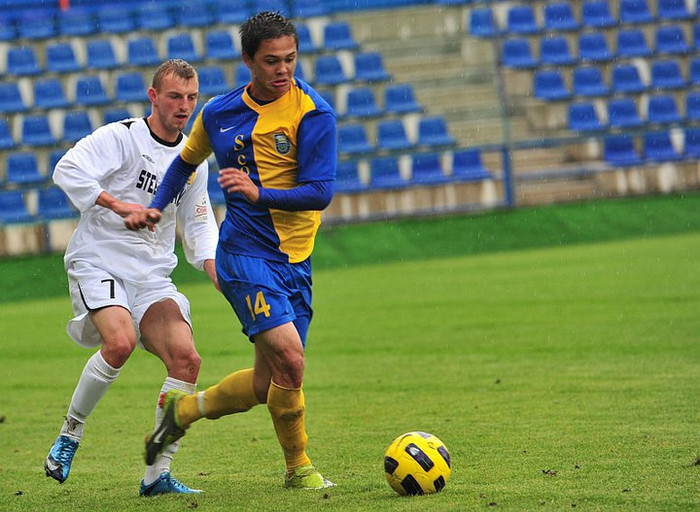 Tiền đạo Emil Lê Giang (Slovakia) sinh ngày 26/2/1991, cao 1m80 và hiện đang thi đấu cho CLB MFK Zemplin Michalovce theo hợp đồng cho mượn từ MSK Zilina. Emil là tiền đạo của ĐT Slovakia từ U.15 đến U.19 và từng có thơi gian đào tạo tại CLB Nuremberg (Đức). Tiền đạo Emil Lê Giang (Slovakia) sinh ngày 26/2/1991, cao 1m80 và hiện đang thi đấu cho CLB MFK Zemplin Michalovce theo hợp đồng cho mượn từ MSK Zilina. Emil là tiền đạo của ĐT Slovakia từ U.15 đến U.19 và từng có thơi gian đào tạo tại CLB Nuremberg (Đức).