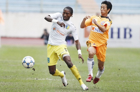 Samson Kayode và các đồng đội gục ngã tại ải Chi Lăng. Ảnh: Bóng Đá+