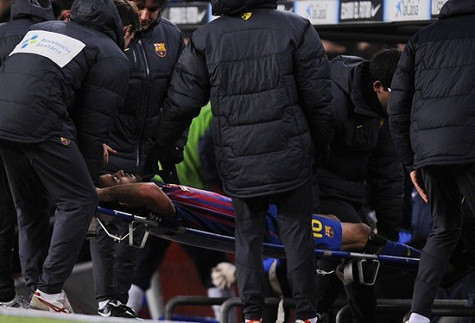 Tiền vệ Busquets phải rời sân bằng cáng sau chấn thương nặng Tiền vệ Busquets phải rời sân bằng cáng sau chấn thương nặng