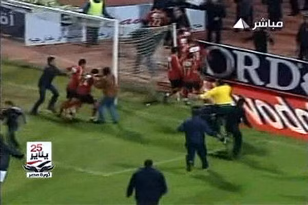 Cổ động viên tràn xuống sân cỏ đuổi theo các cầu thủ Al Ahli.