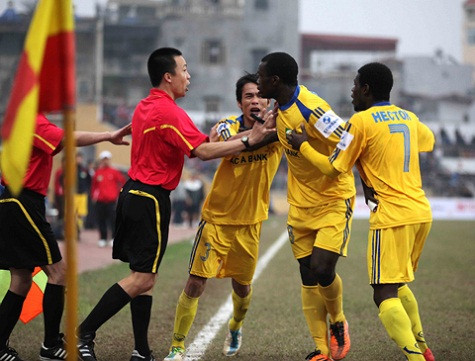 Tình huống trọng tài chính Trần Trung Hiếu không công nhận bàn thắng của Bebbe (SLNA) Tình huống trọng tài chính Trần Trung Hiếu không công nhận bàn thắng của Bebbe (SLNA)