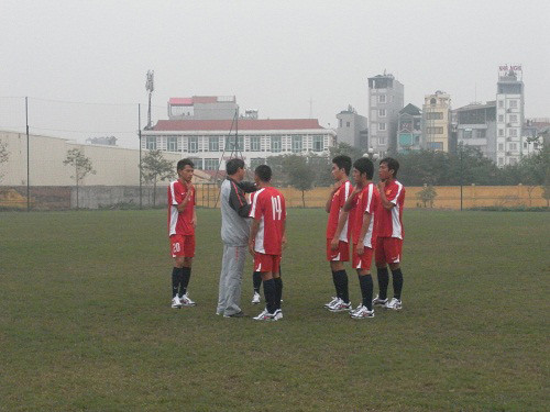 HLV Mai Đức Chung đang hướng dẫn các học trò khởi động. Ảnh: X.T