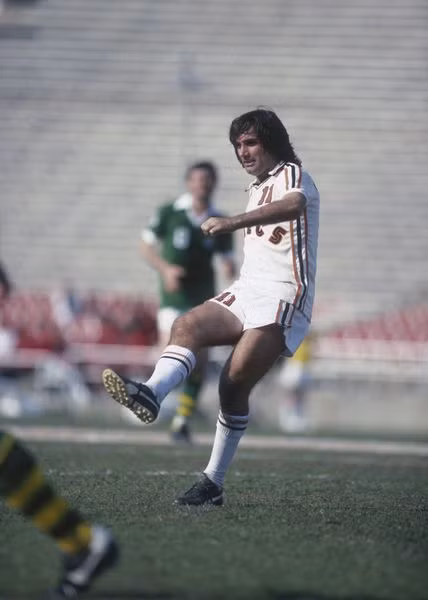 George Best lúc còn trẻ George Best lúc còn trẻ