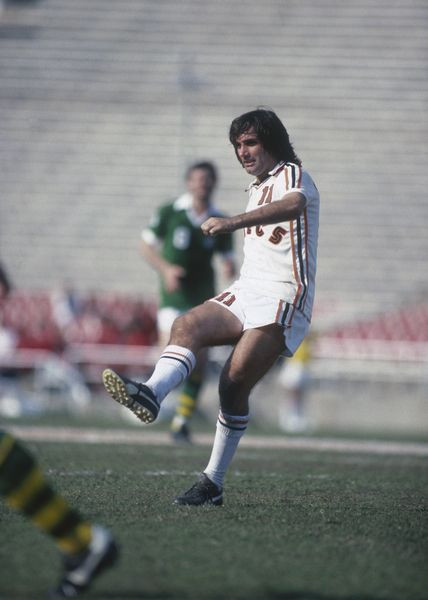 George Best lúc còn trẻ George Best lúc còn trẻ