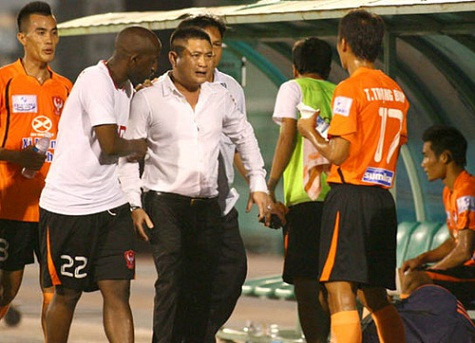 Bầu Thụy (áo trắng) thoát án phạt vì chỉ là một CĐV bình thường Bầu Thụy (áo trắng) thoát án phạt vì chỉ là một CĐV bình thường