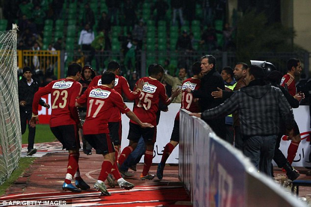 Họ lao vào tấn công đội cầu thủ Al-Ahly, khiến họ phải bỏ chạy thục mạng vào bên trong SVĐ để thoát thân. (13 thảm họa kinh hoàng nhất trong lịch sử bóng đá, hơn 1000 người chết) Họ lao vào tấn công đội cầu thủ Al-Ahly, khiến họ phải bỏ chạy thục mạng vào bên trong SVĐ để thoát thân. (13 thảm họa kinh hoàng nhất trong lịch sử bóng đá, hơn 1000 người chết)