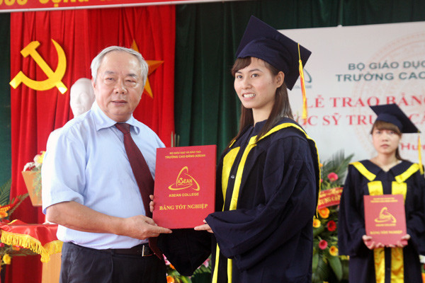 Ông Vũ Mão - Nguyên Chủ nhiệm Văn phòng Quốc hội được mời trao bằng cho các tân Dược sỹ khóa 1. Ảnh XT Ông Vũ Mão - Nguyên Chủ nhiệm Văn phòng Quốc hội được mời trao bằng cho các tân Dược sỹ khóa 1. Ảnh XT