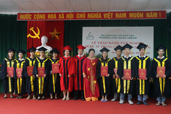 Lãnh đạo nhà trường cùng các tân Dược sỹ khóa 1 chụp ảnh lưu niệm. Ảnh XT Lãnh đạo nhà trường cùng các tân Dược sỹ khóa 1 chụp ảnh lưu niệm. Ảnh XT